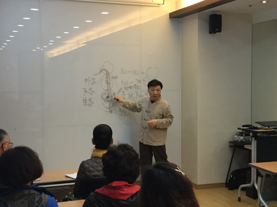 순식호흡과 역식호흡에 대한 설명을 하셨습니다. 역식호흡은 호흡내기 적전에 역식호흡으로 바꾼다. 탁기를 빼내는 역활이고 치료의 보조적 방법으로 도움이 많이 된다고 이론 ...