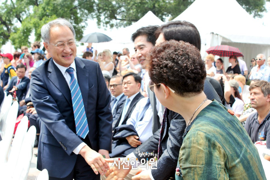 ▲ 부산의 날 행사에서 시선한의원 조 박사님과 인사