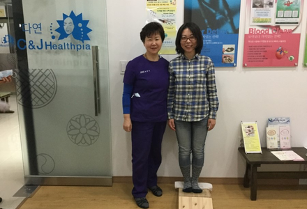 Professor Cho Yun Sook, consultation of a Japanese patient about a treatment of skin problems and women's health, Doctor Cho Yun Sook Director of the Seasun Clinic Dongrae District | 시선한의원