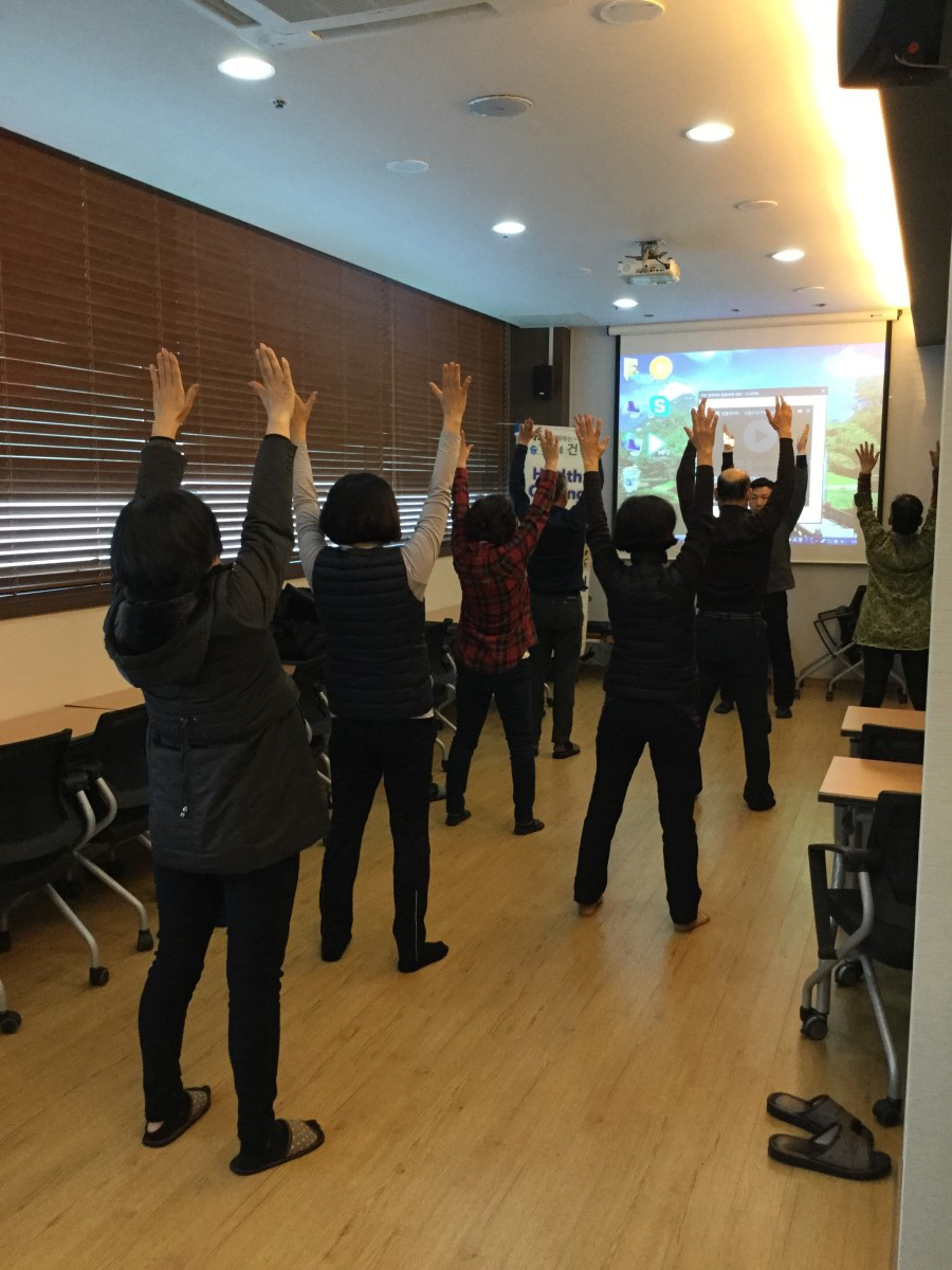 거울을 통해서 자신의 동작을 더 정확하게 할 수 있도록 방향을 바꾸어 수련을 하였습니다. | SEASUN Korean Medicine Clinic